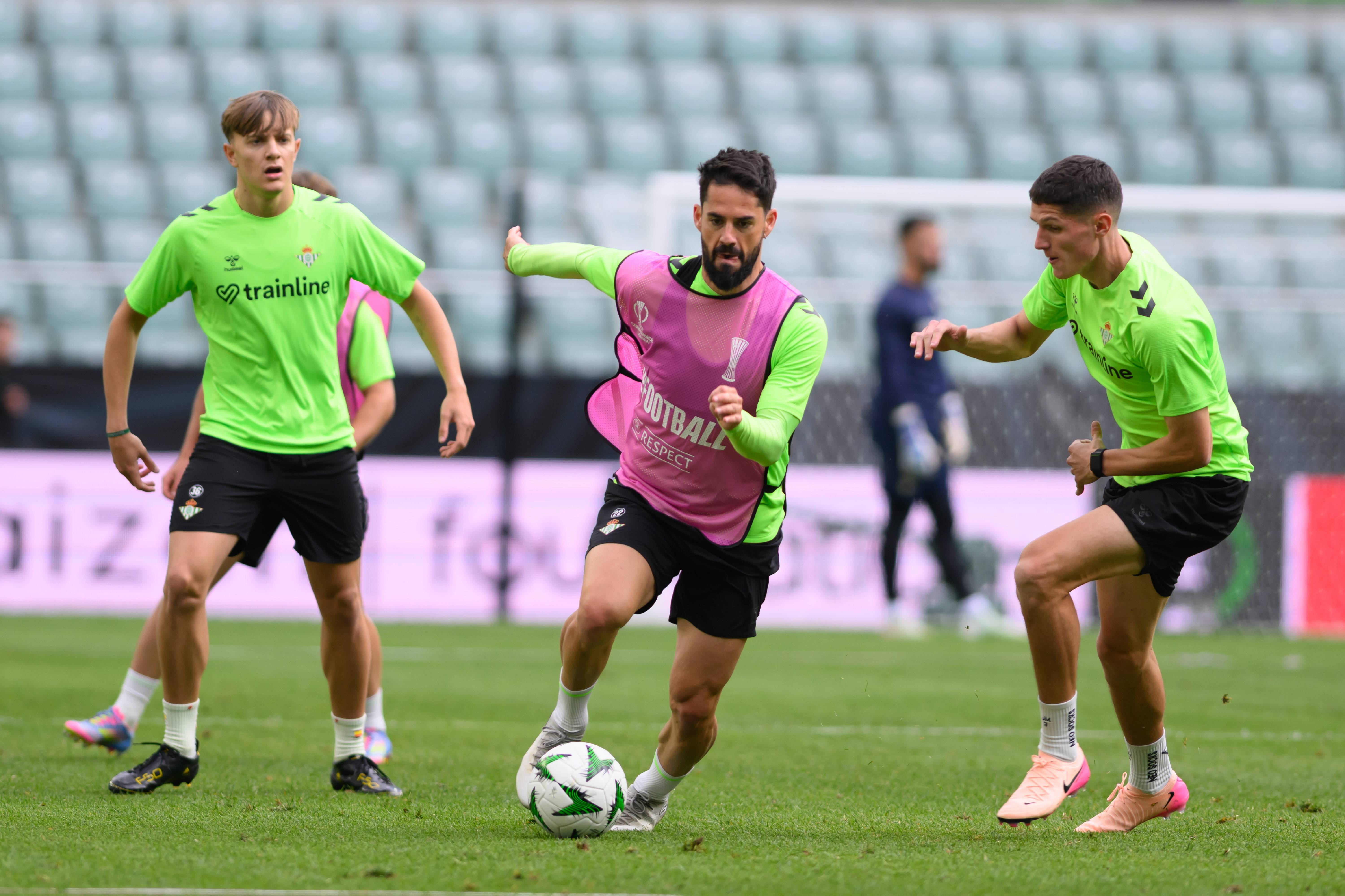 西甲次回合对决在即！利雅得新月演练定位球，曼联密集防守应对的简单介绍