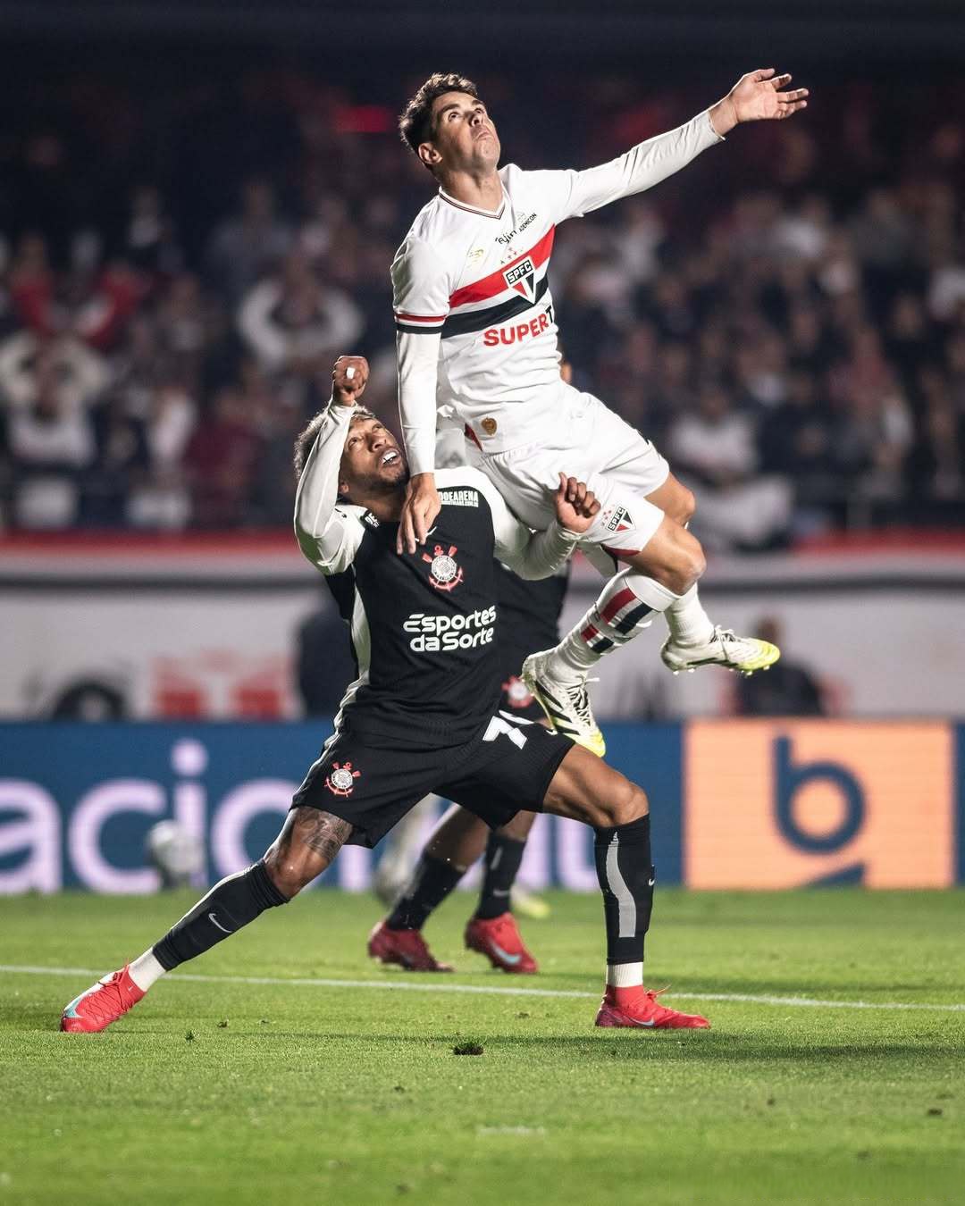 西甲次回合对决在即！利雅得新月演练定位球，曼联密集防守应对的简单介绍